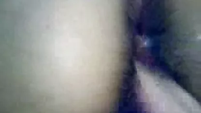 Các brunette vuốt ve những âm đạo ở phía trước của các mạng quan sát, mạng theo pim sec nguoi va thu dõi