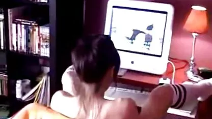 Ngay sau khi cô gái trẻ tóc nâu vô tình ngủ quên gần bể bơi mùa hè mát mẻ, một con chó cái trưởng thành, sa đọa ngay lập tức chạy đến gần anh ta và nắm lấy dương vật nặng trĩu của anh ta với đôi môi thèm khát của cô phim sec thu cho du nguoi ta, thổi kèn cho người đàn ông đẹp trai.