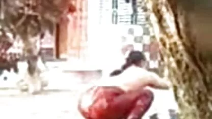 Anh chàng kết sec cho đit nguoi hôn với một cô gái trẻ và hối hận vì cô ta không hiểu gì về tình dục, vì anh ta đã có kinh nghiệm với những cô bồ nhí, người sẽ dạy cho vợ anh ta tất cả những điều cơ bản về tình dục