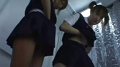 Cô gái đồi trụy bị ung thư ngay trước mặt anh chàng để anh ta có thể xem sec thu cho dit nguoi cận cảnh cách cô ta thủ dâm háng và thọc ngón tay vào cặp mông đàn hồi của mình