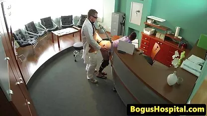 Các chàng trai đến sec cho đit nguoi và fuck một cô gái trẻ