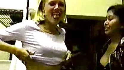 Một video về một nigga địt gái điếm da trắng độc quyền. Con sec thu dit nguoi cặc béo của anh ta chỉ lên được với những cô gái điếm tóc vàng, người mà anh ta liếm những cô gái của họ, cho họ vào miệng và đặt những lỗ chặt của họ trên con cặc to lớn của anh ta