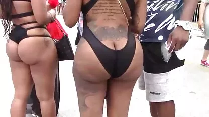 Giám đốc một công ty lớn có vấn đề với khách hàng, anh ta thuê một cô thư ký sexy, người hoàn toàn vui vẻ với khách hàng và giải quyết vấn đề của phim sec nguoi voi dong vat anh ta