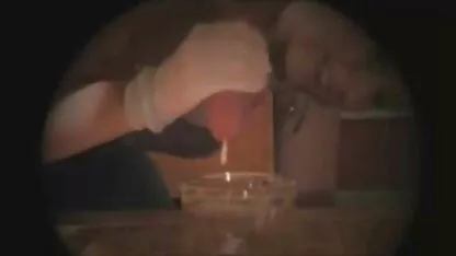 Busty brunette fucks trên một gỗ bàn sec nguoi du cho ngoài trời trong hậu môn