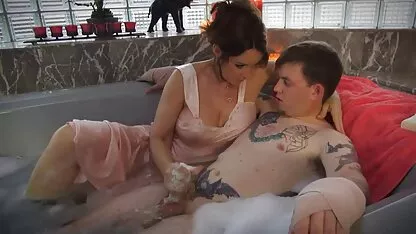 Busty brunette lesbian quyến rũ một trẻ tóc đỏ sec thu dit nguoi cô gái