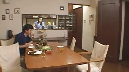Anh chàng ngồi trên ghế và thích thổi kèn từ một cô phim sec nguoi cho gái tóc vàng