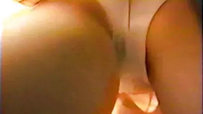 Một cô gái có kinh pim sec nguoi va thu nghiệm bú một tinh ranh tại quầy bar
