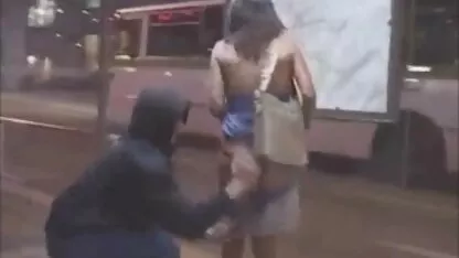 Trong âm hộ và miệng của cô ấy, cô ấy có một con cặc và di chuyển liên tục, điều này phim seccho du nguoi cũng cho thấy cô ấy là một con điếm cao cấp