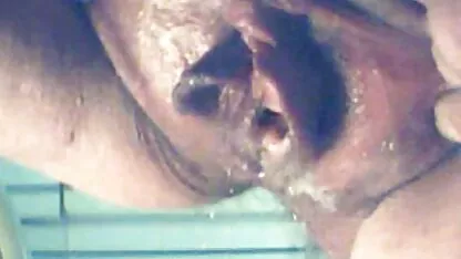 Sexy tóc vàng cho bạn bè của cô ấy một thổi phimseccho kèn mát mẻ, nhưng anh chàng vẫn muốn di chuyển tinh ranh giữa bộ ngực lớn của cô ấy