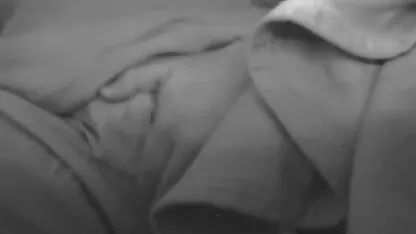 Busty brunette fucks sec thu cho dit nguoi mình với một đồ chơi