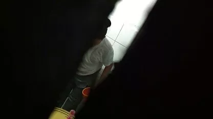 Cái lỗ trên tường mà từ đó một con cặc sec thu ngua dit nguoi dài thò ra khiến cô gái tóc vàng phát điên