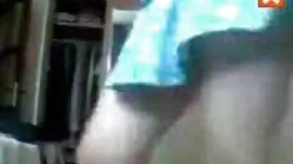 Slicked brunette hút phim sec thu du nguoi vòi nước của một người