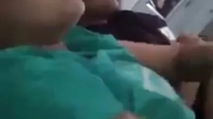 Brunette hút vòi nước vì một phim sec thu cho du nguoi chai bia