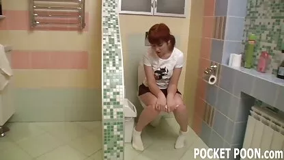 Khi cả hai lỗ của sec thu cho du nguoi con chó cái cùng lúc bốc cháy, một dương vật giả cắm vào sẽ cứu nguy. Người đàn ông đặt nó trên dương vật của mình và fuck con điếm trong cả hai lỗ