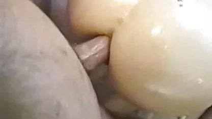 Một sec thu ngua dit nguoi trẻ brunette trên các vật đúc mà không do dự hút vòi nước và chị