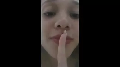 Người đàn ông cởi bỏ bạn gái của mình và yêu phim sec nguoi va thu vat cầu các cutie để hiển thị cô ấy L.