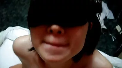 Một cô gái trẻ bú sec nguoi choi cho âm vật của một người bạn