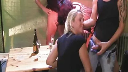 Busty bitch sử dụng một dương vật phim seccho du nguoi giả để hài lòng