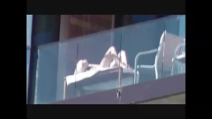 Những con chó cái đặt trên sec thu dit nhau một strapon và fuck cô ấy bạn gái