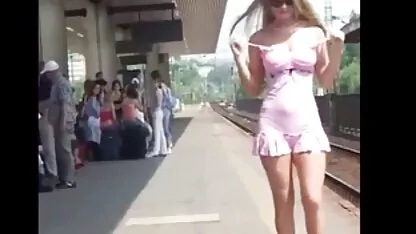 Trong bãi đậu xe, sec thu dit nhau brunette hút tinh ranh
