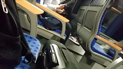 Trong một quán cà phê, một con chó cái hút dương vật của bạn mình phim sec thu cho dưới bàn