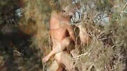 Một con chó cái rất trẻ hút một tinh phim sec nguoi va cho ranh và nhảy trên một tinh ranh