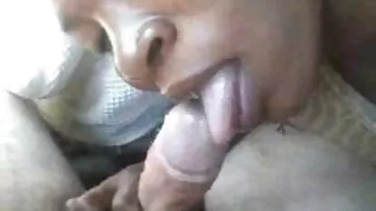 Người đàn ông đang có một khoảng thời gian vui vẻ trong công ty của một cô gái trẻ tóc vàng và một cô gái tóc nâu trưởng thành. Ở đây anh ta được hút gấp sec thu lon dit nguoi đôi, ở đây và một âm hộ nóng bỏng, và một cái mông, sẵn sàng cho hành vi đồi bại.